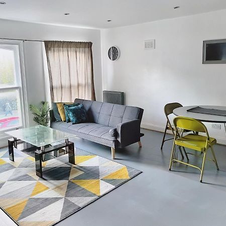 Lovely 2-Bedroom Serviced Apartment Greater London Exterior photo