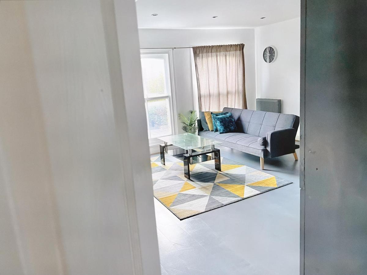 Lovely 2-Bedroom Serviced Apartment Greater London Exterior photo